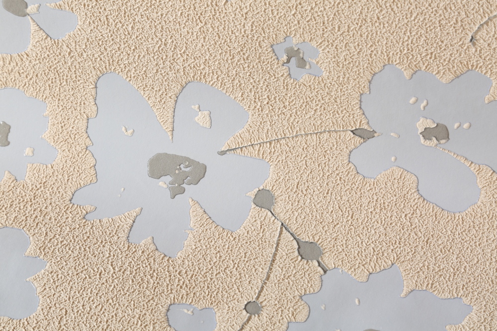 燃?xì)獾嘏碗姷嘏膫€(gè)好_地暖用電和用燃?xì)饽膫€(gè)省錢_電暖地暖和燃?xì)獾嘏?/></p>
<p>水地暖</p>
<p>水地暖就是把是以溫度不高于60℃的熱水埋置于地面以下填充層中的加熱管內(nèi)循環(huán)流動(dòng)，加熱整個(gè)地板，通過地面以輻射和對流的熱傳遞方式向室內(nèi)供熱的一種供暖方式。</p>
<p>它的優(yōu)點(diǎn)就是能同時(shí)提供生活熱水，不干燥。</p>
<p>有利就有弊，同時(shí)它也有一定的缺點(diǎn)，就是使用時(shí)長短，壽命短，鍋爐大概12年需更換一次，分集水器大概6年需要更換一次，所以要想一直使用水地暖，那后期的更換成本可是必須考慮進(jìn)去的。水管內(nèi)的水也極易生成水垢，導(dǎo)致房間升溫慢，燃?xì)庀拇蟆?/p>
<p><img src=