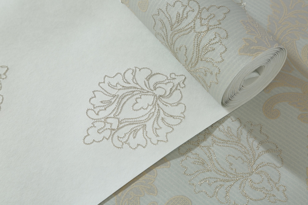 地暖用電和用燃?xì)饽膫€(gè)省錢_燃?xì)獾嘏碗姷嘏膫€(gè)好_電暖地暖和燃?xì)獾嘏?/></p>
<p>新房裝地暖好還是水暖好？</p>
<p>1、從安全性上分析</p>
<p>水地暖的安全風(fēng)險(xiǎn)是漏水，由于水地暖的水管盤管是一整條的，不允許有任何的接口，在地暖盤管質(zhì)量可以的前提下，漏水風(fēng)險(xiǎn)的地方就是盤管與分集水管、主水管與壁掛爐、主水管與分集水器的接口。</p>
<p>而電地暖沒有漏水的風(fēng)險(xiǎn)，當(dāng)發(fā)熱電纜質(zhì)量過關(guān)的前提下，的安全隱患就是電磁場的輻射，這是由于電纜是呈回型盤在地面上，電纜越長則地磁場就會(huì)相互重疊，因此地磁場的輻射就會(huì)增大，此時(shí)過大的電磁場輻射就會(huì)對人體健康造成傷害。所以從安全性上分析，水地暖比較好。</p>
<p>2、從價(jià)格上分析</p>
<p>電地暖是利用電來做能源，就是把電源轉(zhuǎn)化為熱能；水地暖一般是和天然氣壁掛爐連接起來的，所以消耗的是燃?xì)?。從轉(zhuǎn)化能量上來說，燃?xì)獗入娔芏噢D(zhuǎn)化30％的熱能；此外，水的蓄熱性能比電纜的蓄熱性能要好，前者不需要連續(xù)不斷的供熱，則后者需要不斷的通電加熱。所以從價(jià)格上分析，用水地暖比較好。</p>
<p>3、從使用壽命上分析</p>
<p>水地暖在使用的過程中容易出現(xiàn)故障，所以使用壽命最長的不超過40年；而電地暖使用壽命要長的多，長達(dá)70年，程度上保障了消費(fèi)者的權(quán)益。所以從使用壽命上分析，電地暖比較好。</p>
<p><img src=